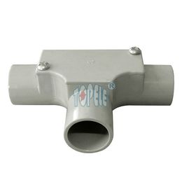Montage de conduits électriques en PVC