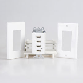 Une prise USB blanche, une prise USB électrique 4 ports USB avec 2 plaques murales