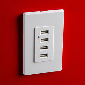 Une prise USB blanche, une prise USB électrique 4 ports USB avec 2 plaques murales