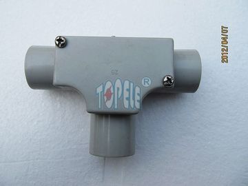 Montage de conduits électriques en PVC
