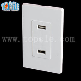 Une prise USB blanche, une prise USB électrique 4 ports USB avec 2 plaques murales
